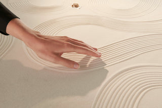 Hand fährt durch Sand