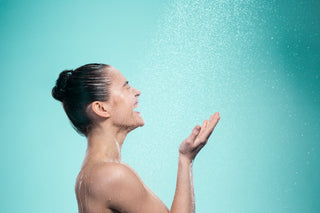Frau unter kalter Dusche
