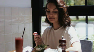 Frau beim Essen