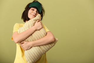 Frau mit Kissen und Schlafmaske