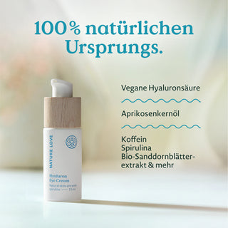 Eine Flasche Hyaluron-Augencreme von Nature Love neben einem Text, der Inhaltsstoffe wie vegane Hyaluronsäure, Aprikosenkernöl, Koffein, Spirulina und Bio-Sanddornblattextrakt hervorhebt.