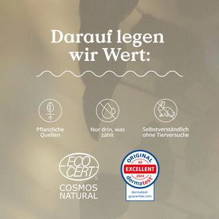 Ein Etikett für die Hyaluron-Augencreme, das ihre Werte hervorhebt: pflanzliche Quellen, nur wesentliche Inhaltsstoffe und keine Tierversuche, mit der EcoCert Cosmos Natural-Zertifizierung und einem „Ausgezeichnet“-Bewertungsabzeichen von Dermatest für das Jahr 2024.