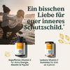 Eine Frau und ein Kind spielen an einem Strand bei Sonnenuntergang. Unten sind zwei Nature Love Vitamin C - Family-Set Produkte mit deutschem Text abgebildet, der Energie, Immununterstützung und Optionen für Kinder hervorhebt.