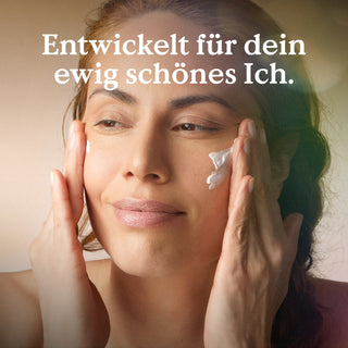 Eine Frau trägt die Nature Love Hyaluron Night Cream auf ihre Wangen auf, über ihr steht der deutsche Text "Entwickelt für dein ewig schönes Ich.
